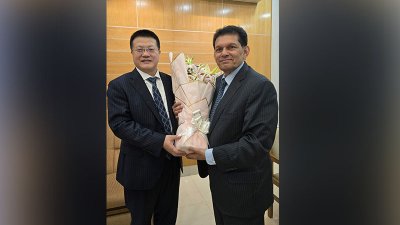 জাতীয় নিরাপত্তা উপদেষ্টা ড. খলিলুর রহমান ও বাংলাদেশে নিযুক্ত চীনের রাষ্ট্রদূত মি. ইয়াও ওয়েন। ছবি: বাংলা ট্রিবিউন