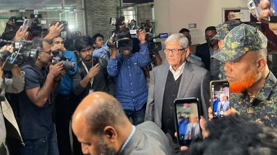 নির্বাচন ভবনে সিইসির কার্যালয়ে মির্জা ফখরুল ইসলাম আলমগীরের নেতৃত্বাধীন প্রতিনিধি দল