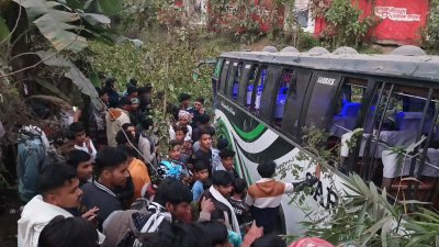 খাদে পড়া বাস