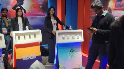 ঢাকা বিশ্ববিদ্যালয়ে কনসার্টে বিনামূল্যে সিগারেট বিতরণ করা হচ্ছে। ছবি: সংগৃহীত