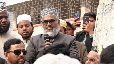 বিক্ষোভ সমাবেশে বক্তব্য দিচ্ছেন মাওলানা আবুল হাশেম