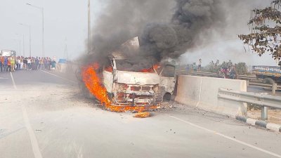 ঢাকা-মাওয়া এক্সপ্রেসওয়েতে রোগীবাহী অ্যাম্বুলেন্সে আগুন