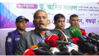 মতবিনিময় সভায় বক্তব্য দিচ্ছেন  উপদেষ্টা ড. আসিফ নজরুল
