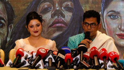 সংবাদ সম্মেলনে পরী ও চঞ্চল