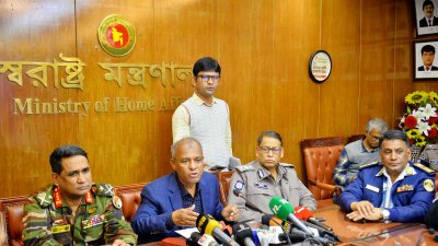 সংবাদ সম্মেলনে বক্তব্য রাখছেন স্বরাষ্ট্র উপদেষ্টা