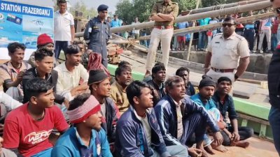 ভারতীয় কোস্টগার্ডের হাতে আটক বাংলাদেশি জেলেরা।