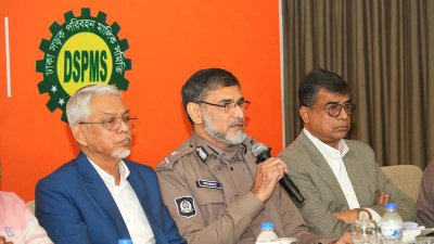 রাজধানীর হোটেল রেডিসন ব্লুতে প্রেস ব্রিফিংয়ে কথা বলছেন ডিএমপির অতিরিক্ত পুলিশ কমিশনার মো. সরওয়ার। ছবি: ডিএমপি