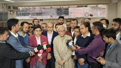 লালমাটিয়ায় জুলাই আন্দোলনে নিহত ফিরোজ আহমেদের স্ত্রী ফিরোজা আক্তারের সঙ্গে সাক্ষাৎ শেষে সাংবাদিকদের ব্রিফিং করছেন রুহুল কবির রিজভী