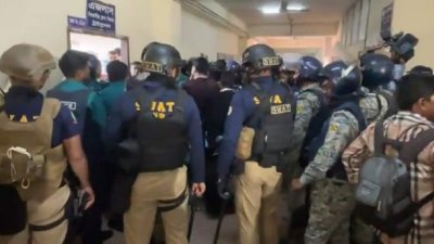 আইনজীবী সাইফুল ইসলাম আলিফ হত্যা মামলার আসামিদের কড়া নিরাপত্তায় আদালতে তোলা হয়