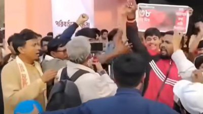 ‘ভুয়া’ ‘ভুয়া’ বলে স্লোগান দেন বৈষম্যবিরোধী ছাত্র আন্দোলনের নেতারা