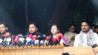 রাষ্ট্রীয় অতিথি ভবন যমুনার বাইরে কথা বলছেন এনসিপির আহ্বায়ক নাহিদ ইসলাম। ছবি: বাংলা ট্রিবিউন