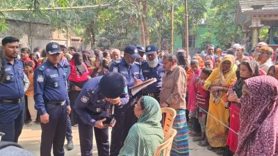 ঘটনাস্থলে পুলিশ ও এলাকাবাসী