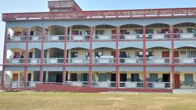 সাতক্ষীরার আশাশুনি উপজেলার বড়দল আফতাব উদ্দিন কলেজিয়েট স্কুলে ‘অ্যাডাপটেশন ফোর্ট্রেস’ মডেলের নির্মাণকাজ শুরু হয়েছে। ছবি: বাংলা ট্রিবিউন
