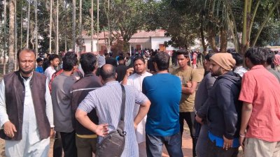 আব্দুল মান্নানের বাড়ির সামনে নেতাকর্মীদের অবস্থান