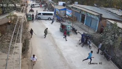 দুষ্কৃতকারীরা র‌্যাব সদস্যদের ওপর অতর্কিত হামলা চালায় (সিসিটিভি ফুটেজ)