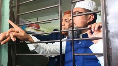 নিজ কার্যালয়ে অবরুদ্ধ জামায়াতে ইসলামীর প্রার্থী মাওলানা তোফায়েল আহমদ
