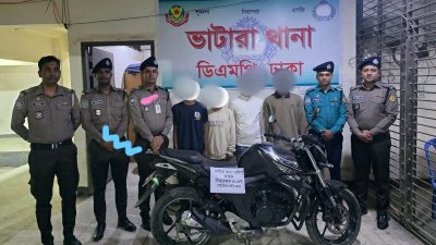 উদ্ধার হওয়া মোটরসাইকেল ও গ্রেফতার আসামিরা