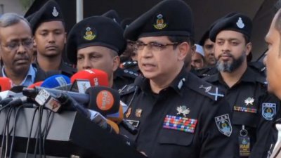 সাংবাদিকদের সঙ্গে কথা বলছেন র‌্যাব মহাপরিচালক একেএম শহিদুর রহমান