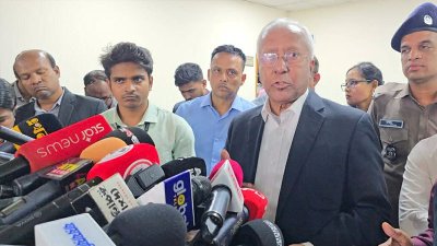 আগারগাঁওয়ের নির্বাচন ভবনে সাংবাদিকদের ব্রিফ করছেন ইসির সিনিয়র সচিব আখতার আহমেদ। ছবি: বাংলা ট্রিবিউন