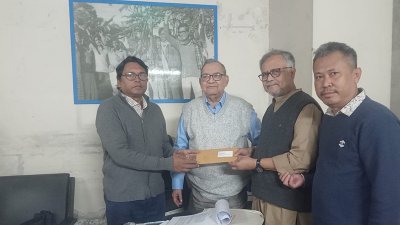 সিপিবি নেতাদের ৫ দফা দাবি সম্বলিত চিঠি তুলে দিচ্ছেন পার্বত্য চট্টগ্রাম চুক্তি বাস্তবায়ন আন্দোলনের নেতারা