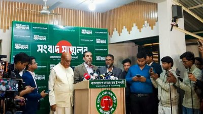 সাংবাদিকদের সঙ্গে কথা বলছেন অ্যাডভোকেট এহসানুল মাহবুব জুবায়ের