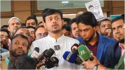 প্রতীক পাওয়ার পর কথা বলছেন এনসিপির মূখ্য সমন্বয়ক নাসীরুদ্দীন পাটওয়ারী। ছবি: বাংলা ট্রিবিউন