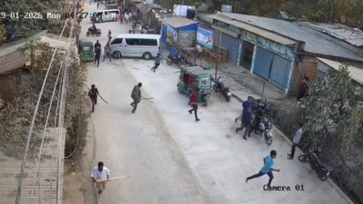 দুষ্কৃতকারীরা র‌্যাব সদস্যদের ওপর অতর্কিত হামলা চালায় (সিসিটিভি ফুটেজ)