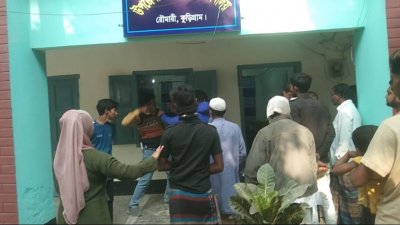 বাকবিতন্ডার জেরে উপজেলা খাদ্য নিয়ন্ত্রক আবু হাসনাত মিজানুর রহমান ও খাদ্যবান্ধব কর্মসূচির ডিলার আব্দুর রাজ্জাকের মধ্যে হাতাহাতির ঘটনা ঘটে