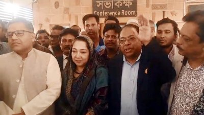 বুধবার বিকালে জেলা প্রশাসক কার্যালয়ের সম্মেলনকক্ষে প্রতীক বরাদ্দ পাওয়ার পর সাংবাদিকদের সঙ্গে কথা বলেন বিএনপির প্রার্থী খন্দকার নাসিরুল ইসলাম