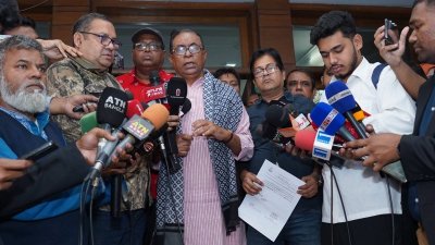 সাংবাদিকদের সঙ্গে কথা বলছেন সাইফুল হক