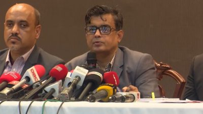 সাংবাদিকদের সঙ্গে কথা বলছেন শফিকুল আলম