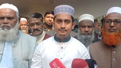 বুধবার দুপুরে পঞ্চগড়ে রিটার্নিং কর্মকর্তার কাছ থেকে নির্বাচনের প্রতীক বরাদ্দ পাওয়ার পর সাংবাদিকদের সঙ্গে কথা বলেন সারজিস আলম