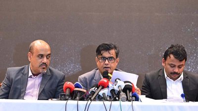 কথা বলছেন প্রেস সচিব শফিকুল আলম