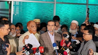 সাংবাদিকদের সঙ্গে কথা বলছেন  এহসানুল মাহবুব জুবায়ের
