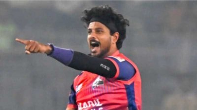 ৪ উইকেট নেন বিনুরা।