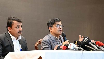 কথা বলছেন  প্রেস সচিব শফিকুল আলম