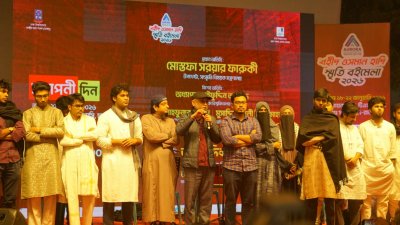 ঢাকা বিশ্ববিদ্যালয়ের টিএসসির পায়রা চত্বরে ডাকসু এবং তরুণ কলাম লেখক ফোরাম আয়োজিত পাঁচ দিনব্যাপী ‘শহীদ ওসমান হাদী বইমেলার’ সমাপনী অনুষ্ঠানে প্রধান অতিথি হিসেবে উপস্থিত ছিলেন সংস্কৃতি বিষয়ক উপদেষ্টা মোস্তফা সারোয়ার ফারুকী