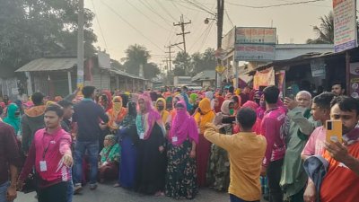 গাজীপুরের শ্রীপুরে বকেয়া বেতন পরিশোধের দাবিতে একটি পোশাক কারখানার শ্রমিকরা সড়ক অবরোধ করে বিক্ষোভ করেছেন