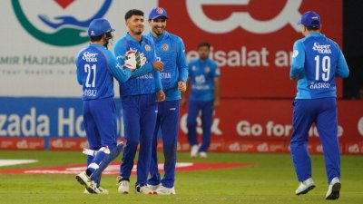 হ্যাটট্রিকের পর ম্যাচসেরা মুজিব উর রহমান।