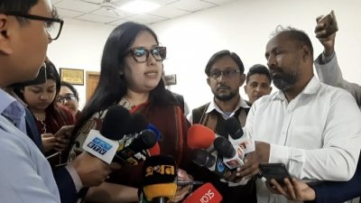 সাংবাদিকদের সঙ্গে কথা বলছেন রুমিন ফারহানা