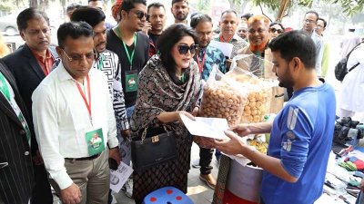 তারেক রহমানের প্রচারাভিযানে কণ্ঠশিল্পী রিজিয়া পারভীন