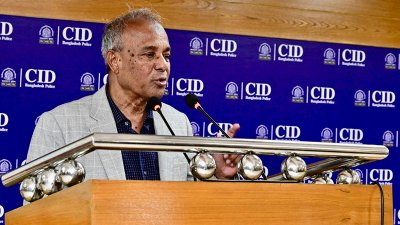 সিআইডি সদর দফতরে আয়োজিত ত্রৈমাসিক অপরাধ পর্যালোচনা ও মতবিনিময় সভায় প্রধান অতিথি হিসেবে উপস্থিত ছিলেন স্বরাষ্ট্র উপদেষ্টা লেফটেন্যান্ট জেনারেল মো. জাহাঙ্গীর আলম চৌধুরী (অব.)