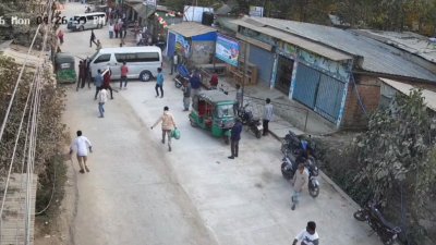দুষ্কৃতকারী র‌্যাব সদস্যদের বহন করা মাইক্রোবাসে অতর্কিত হামলা চালায়