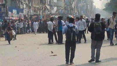 সায়েন্সল্যাব এলাকায় সংঘর্ষে জড়িয়েছেন ঢাকা কলেজ ও আইডিয়াল কলেজের শিক্ষার্থীরা