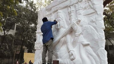 প্রতিমা তৈরির কাজ চলছে