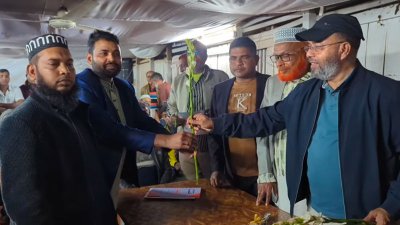 বাগেরহাট-৩ আসনের ধানের শীষ প্রতীকের প্রার্থী লায়ন ড. শেখ ফরিদুল ইসলাম নবাগতদের ফুল দিয়ে বরণ করে নেন