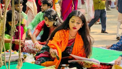 সরস্বতী পূজায় পৌরহিত্য করেছেন সমাদৃতা ভৌমিক
