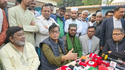 মানিকগঞ্জে সাংবাদিকদের সঙ্গে কথা বলছেন প্রধান উপদেষ্টার প্রেস সচিব শফিকুল আলম
