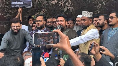 কথা বলছেন নাহিদ ইসলাম