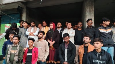 কর্মীদের সঙ্গে নাবিলা তাসনিদ